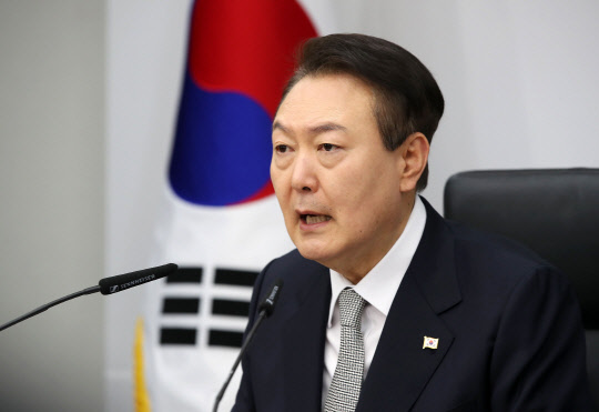 윤석열 대통령이 7일 오전 서울 용산 대통령실 청사에서 재난안전관리체계 점검 및 제도 개선책 논의를 위해 열린  국가안전시스템점검회의에서 발언하고 있다. 대통령실통신사진기자단=연합뉴스